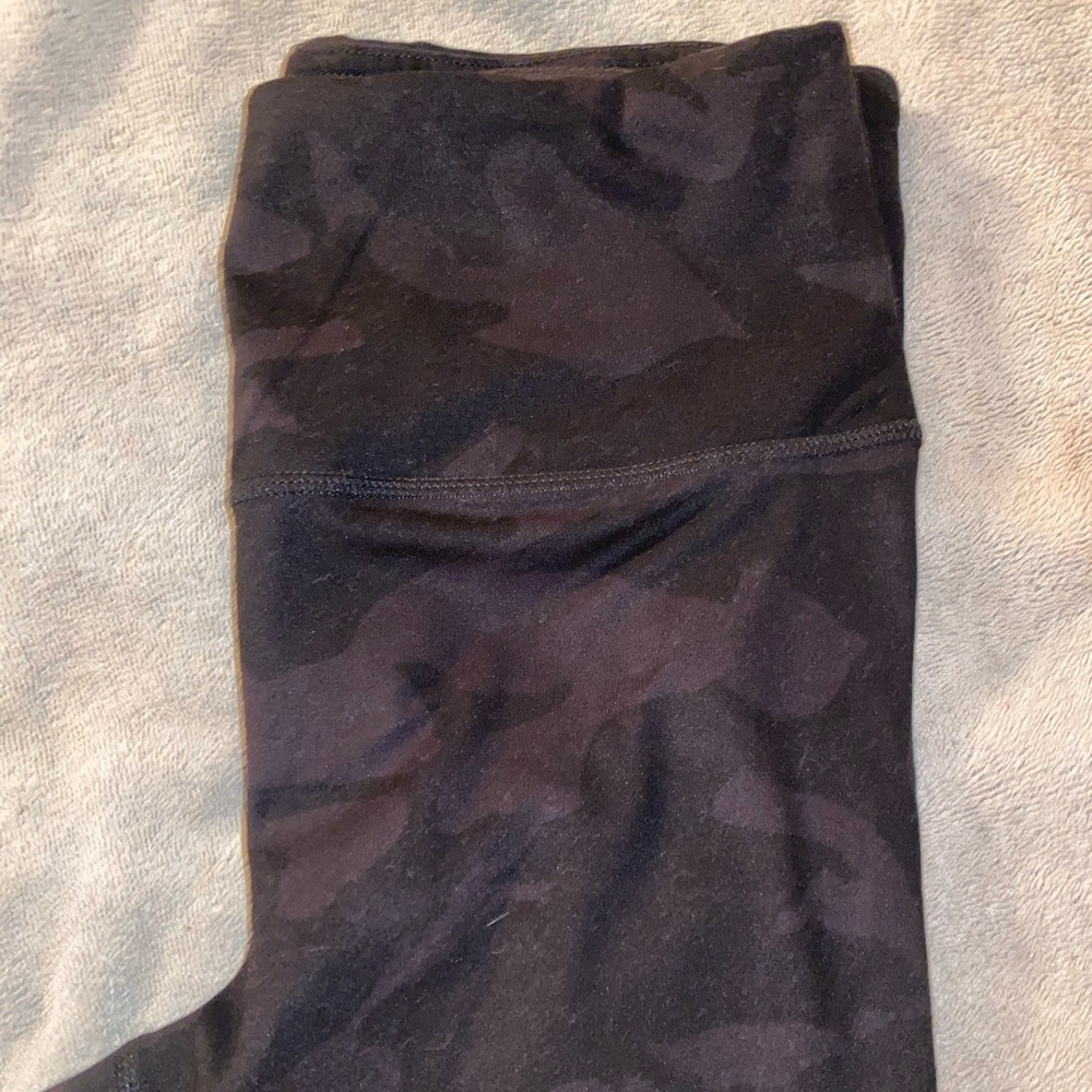 NWOT YOGALICIOUS  ANKEL LEGGINGS -CAMO